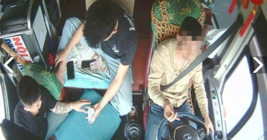 Tài xế và phụ xe đánh bài khi xe chạy trên cao tốc, xem thường tính mạng hành khách 