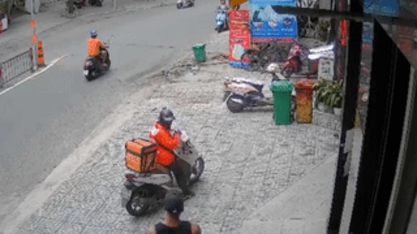 Tranh cãi về cách giao hàng, nữ shipper bị đánh tới tấp