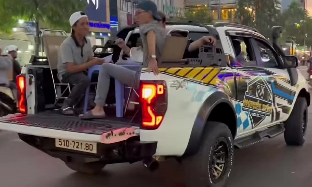Xác minh nhóm người ngồi ăn uống trên thùng xe bán tải đang chạy ở TPHCM