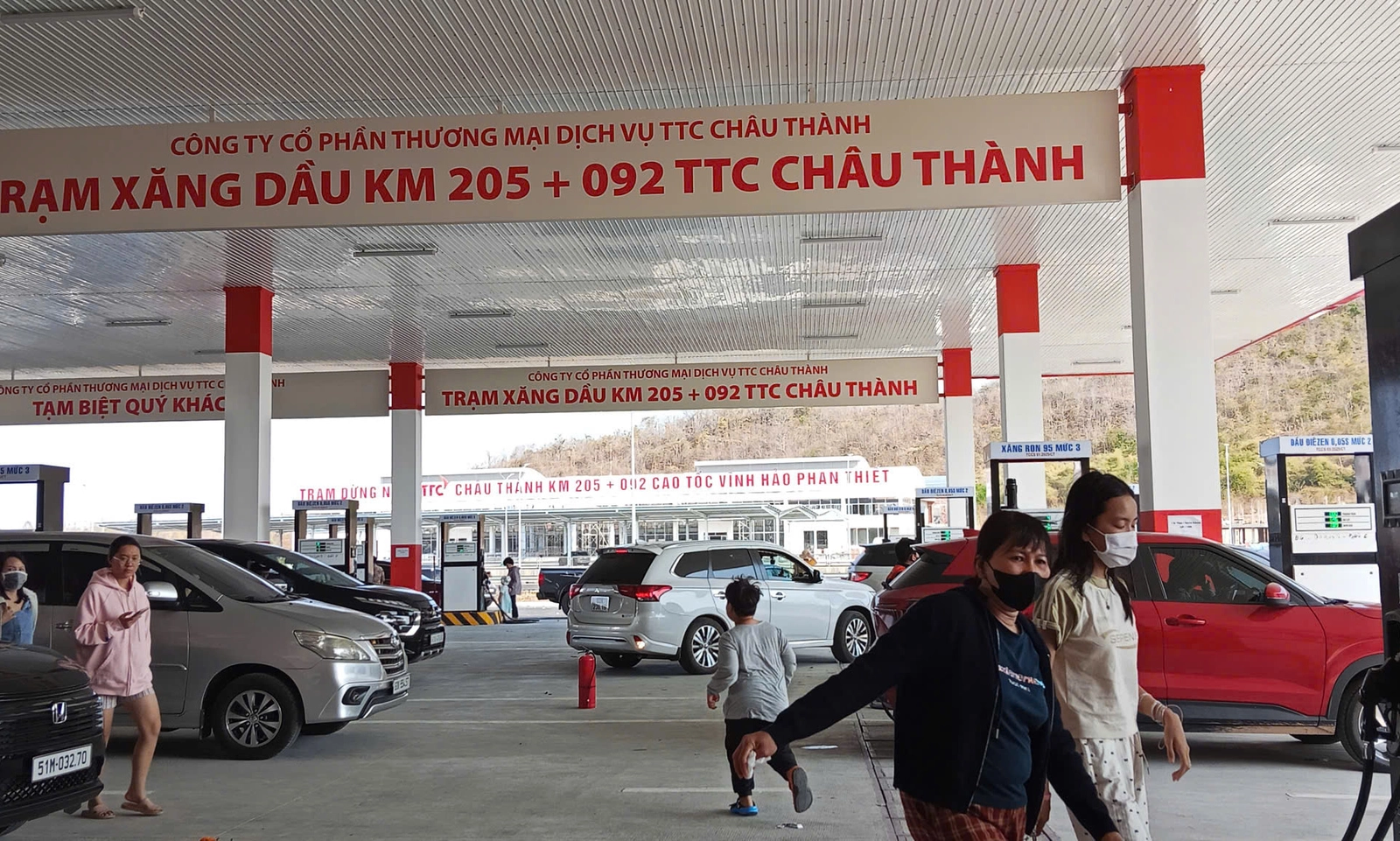 Giá xăng dầu đồng loạt tăng mạnh, RON95 vượt mốc 30.000 đồng/lít