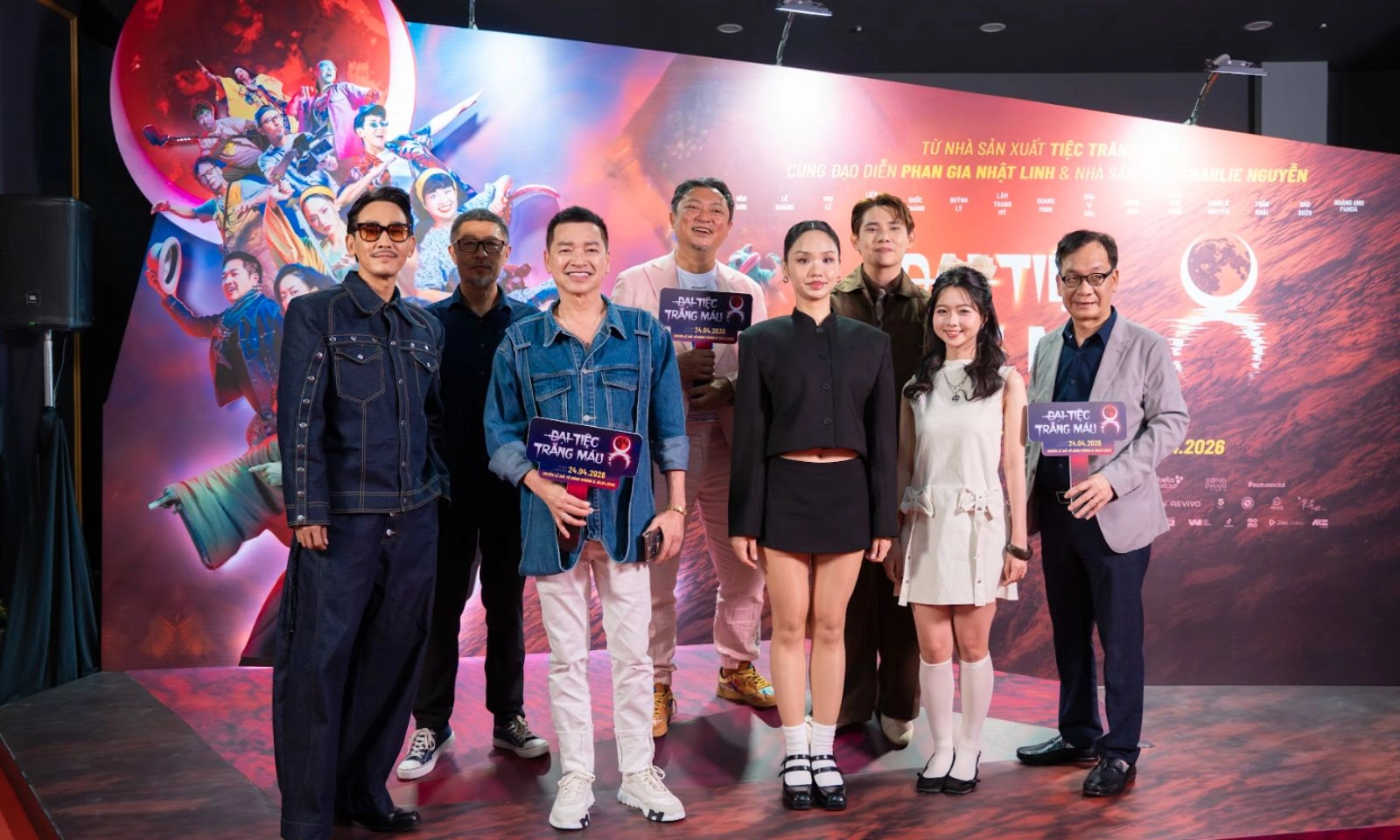 Đạo diễn Đại Tiệc Trăng Máu 8 nói gì khi phim bị cho là cà khịa cả Showbiz?