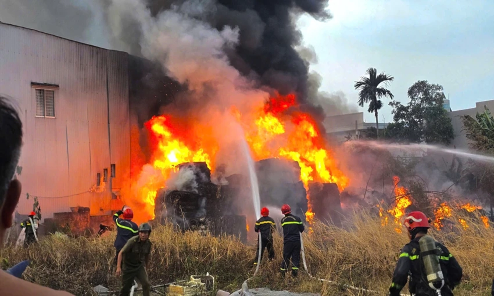 Cháy lớn bãi nilon bỏ hoang ở TPHCM, đe dọa khu dân cư