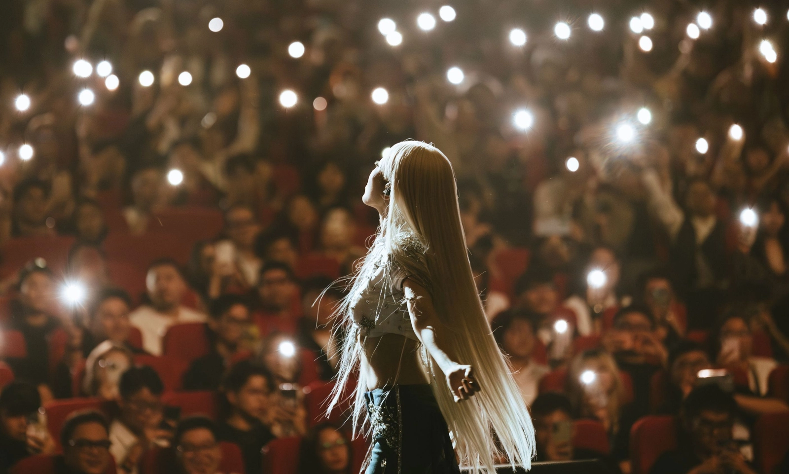 2.000 khán giả cùng Phùng Khánh Linh cùng mở ra thế giới nội tâm ở live concert “Giữa một vạn tour”