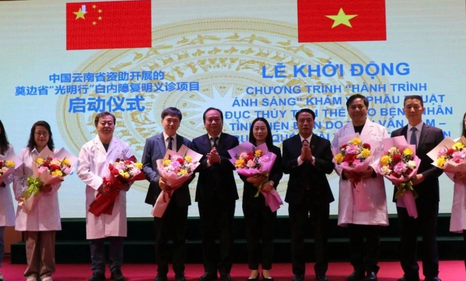 100 bệnh nhân đục thủy tinh thể tại Điện Biên được phẫu thuật mắt miễn phí