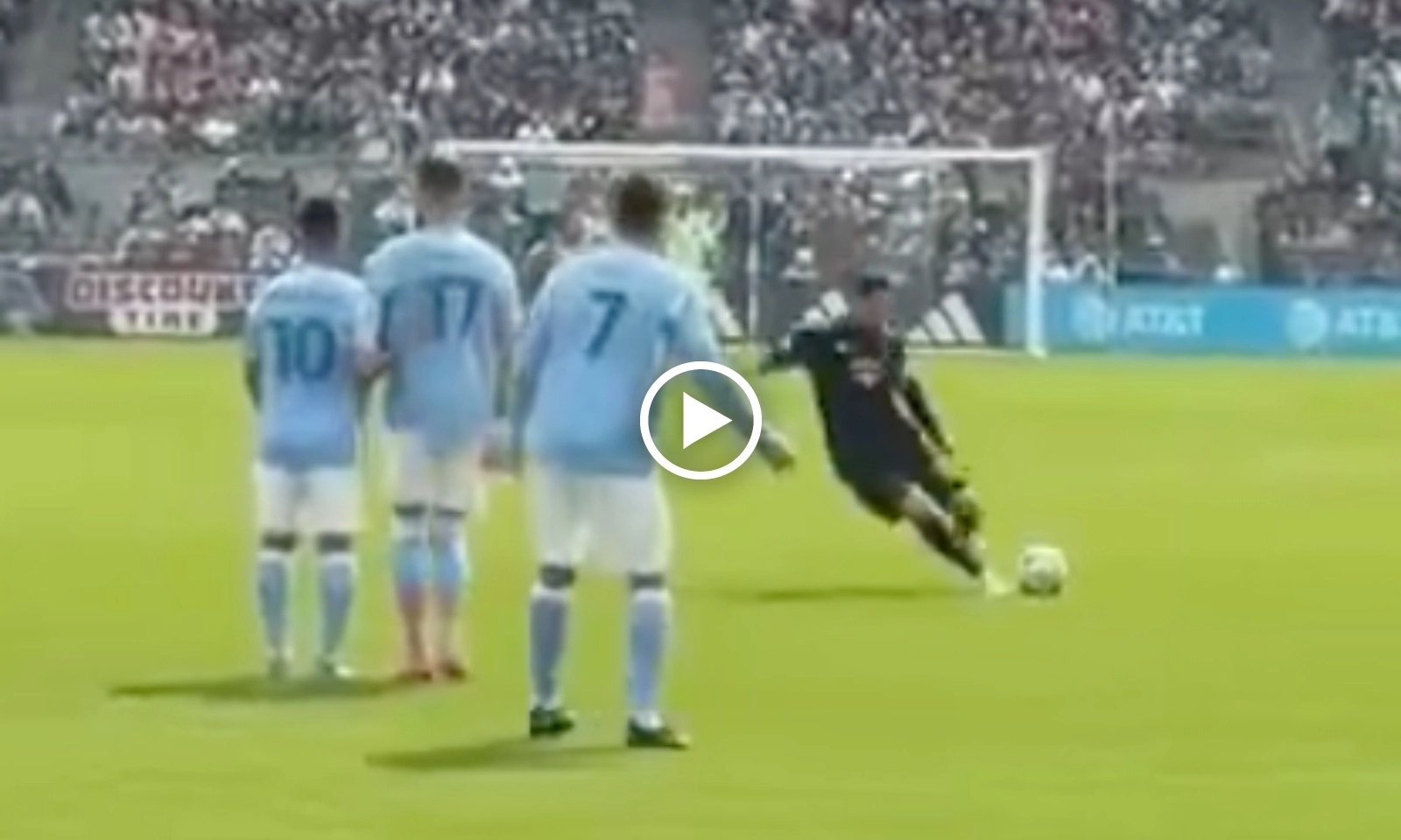 VIDEO: Messi sút phạt ghi bàn may mắn, Inter Miami giải cơn khát thắng lợi