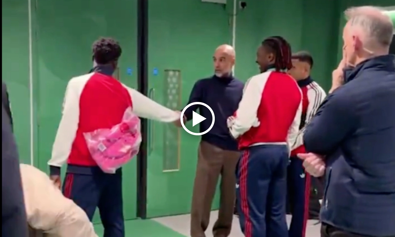 VIDEO: Pep níu tay Saka, an ủi 3 sao Arsenal sau Chung kết Carabao Cup