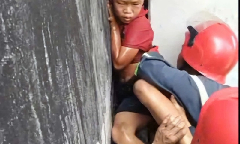 TPHCM: Kịp thời giải cứu bé trai mắc kẹt giữa hai bức tường