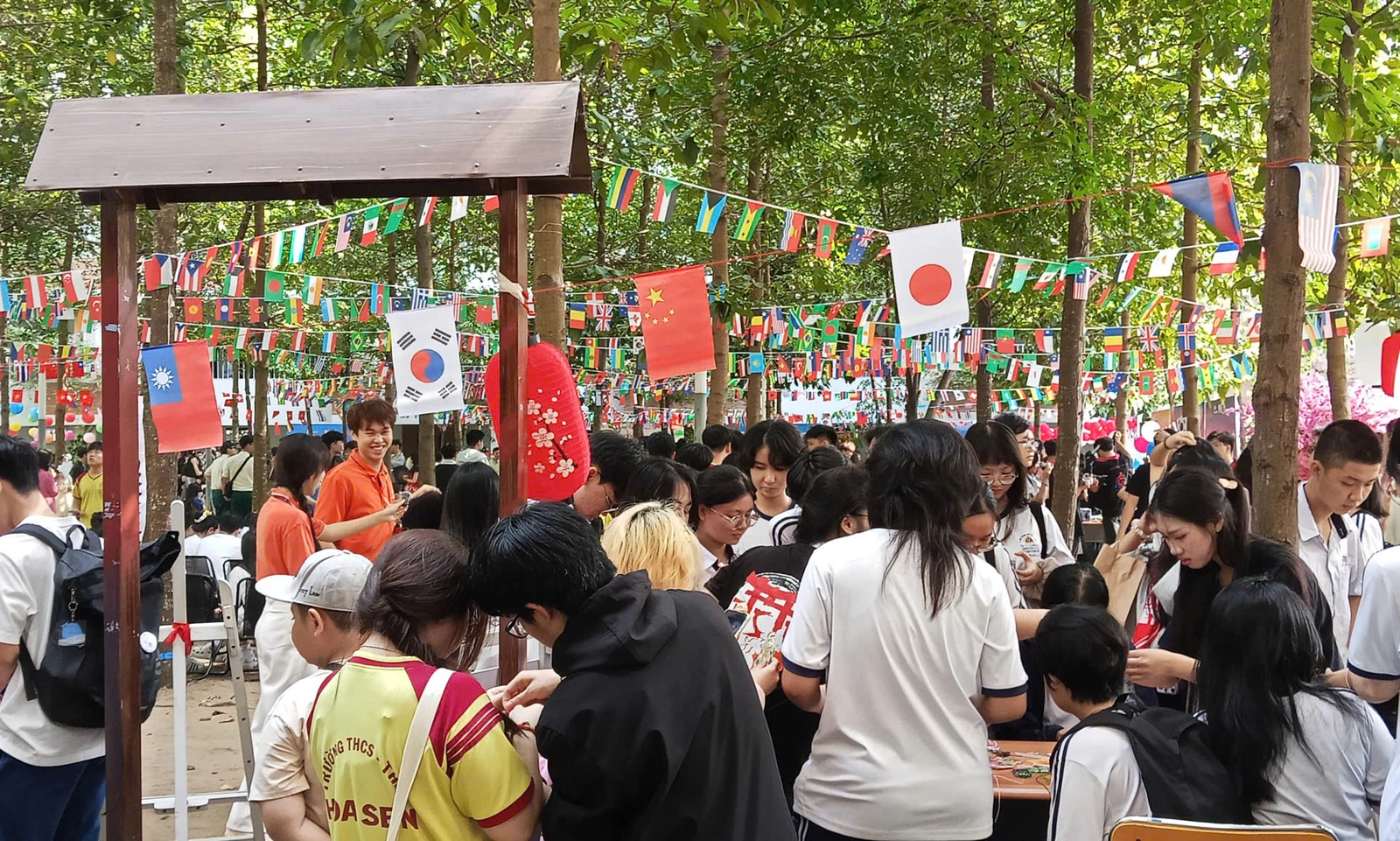 Cần làm rõ “lợi ích công cộng” để tránh lạm dụng trên mạng xã hội