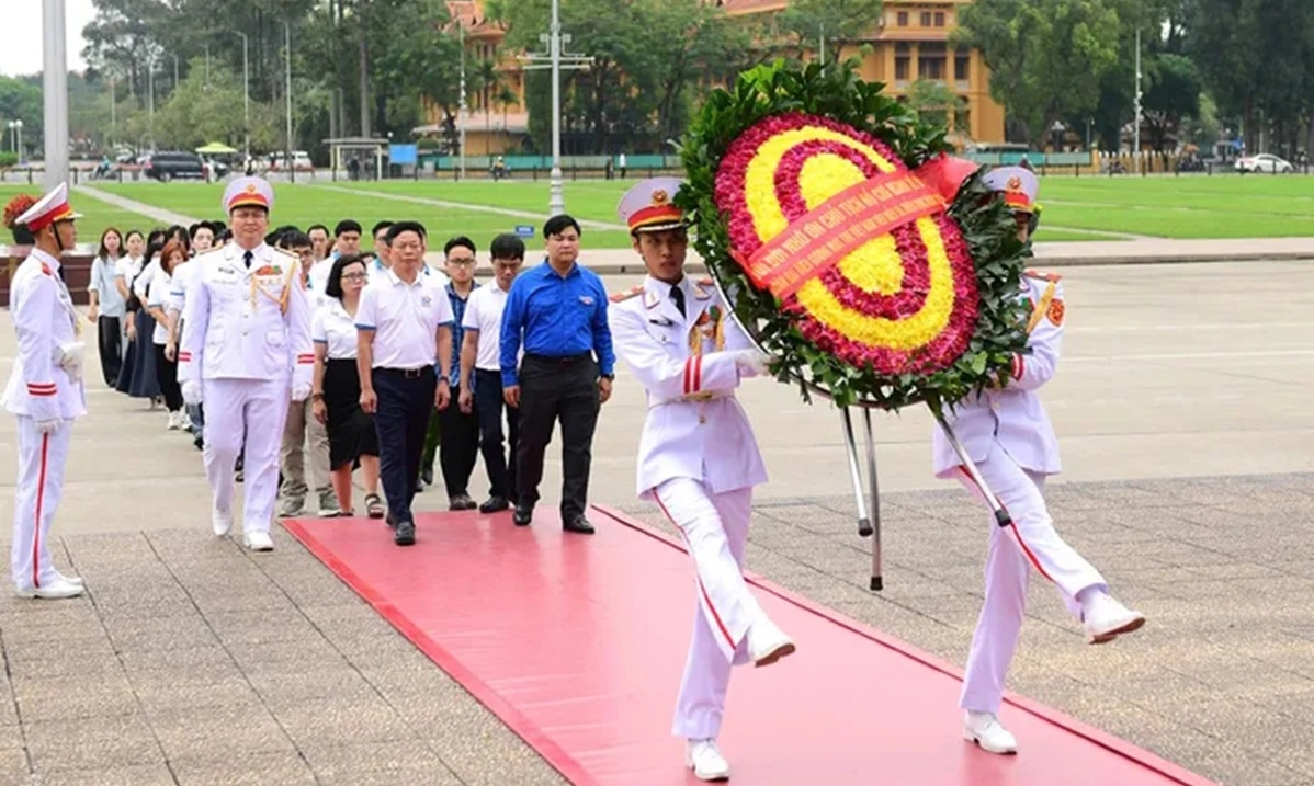 Tuổi trẻ Việt Nam tiêu biểu 2025 báo công dâng Bác trước giờ vinh danh