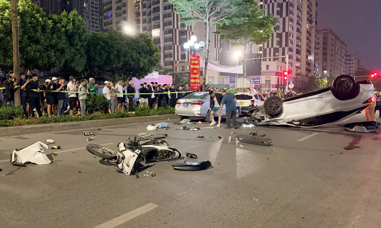 Hà Nội: Tài xế ô tô Lexus tông hàng loạt xe ở Trung Kính, hai người bị thương