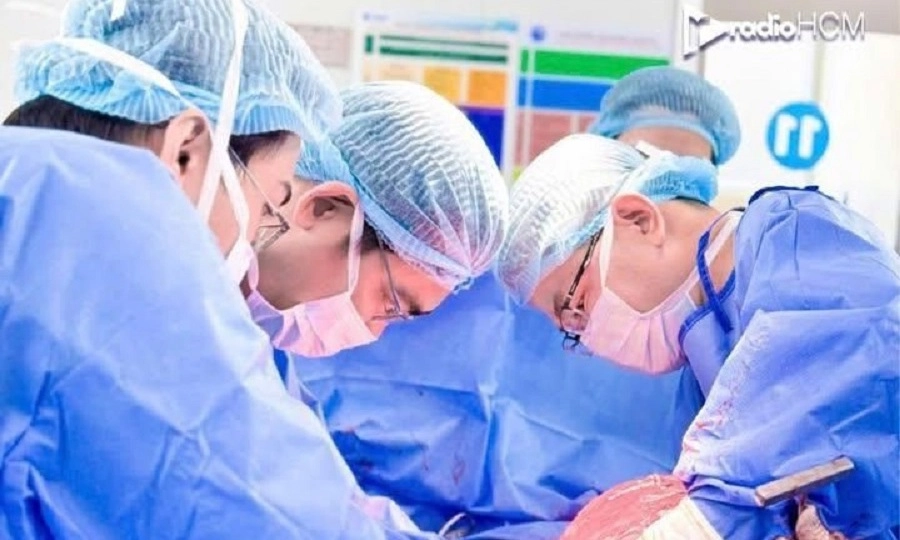 Bóc tách khối u xơ 12kg, bảo tồn tử cung cho cô gái 25 tuổi