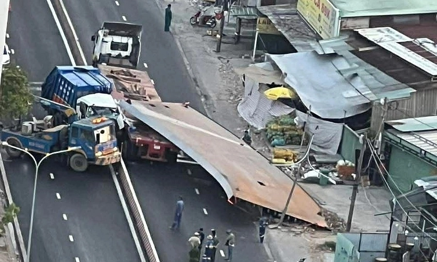 Tấm thép hơn 10 tấn rơi đè tài xế tử vong, đường Nguyễn Hữu Thọ kẹt xe hơn 2 km