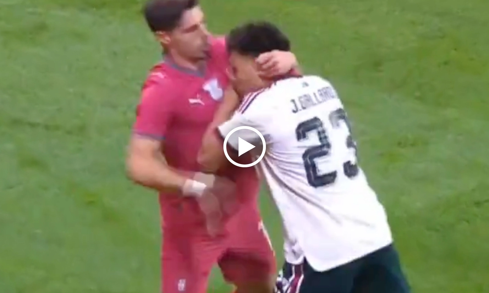 VIDEO: Sao Chelsea tóm cổ đối thủ húc đầu, Bruno mách trọng tài