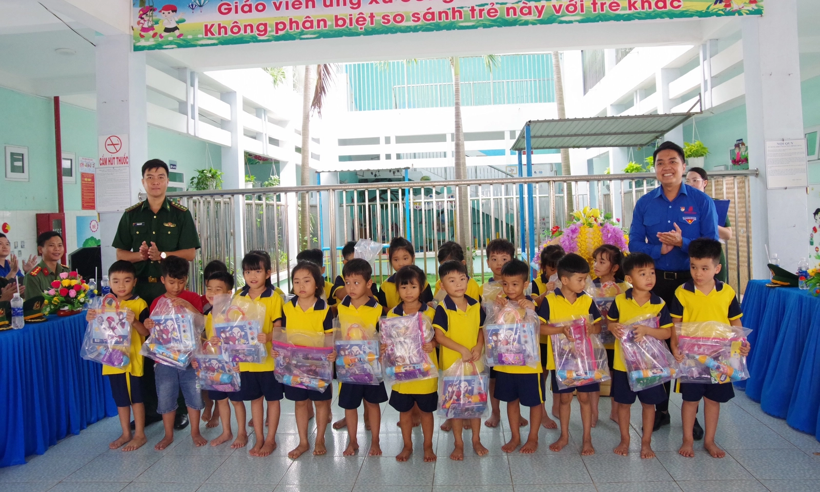 Trao tặng sân chơi, hệ thống lọc nước cho trẻ em xã ven biển Bình Châu