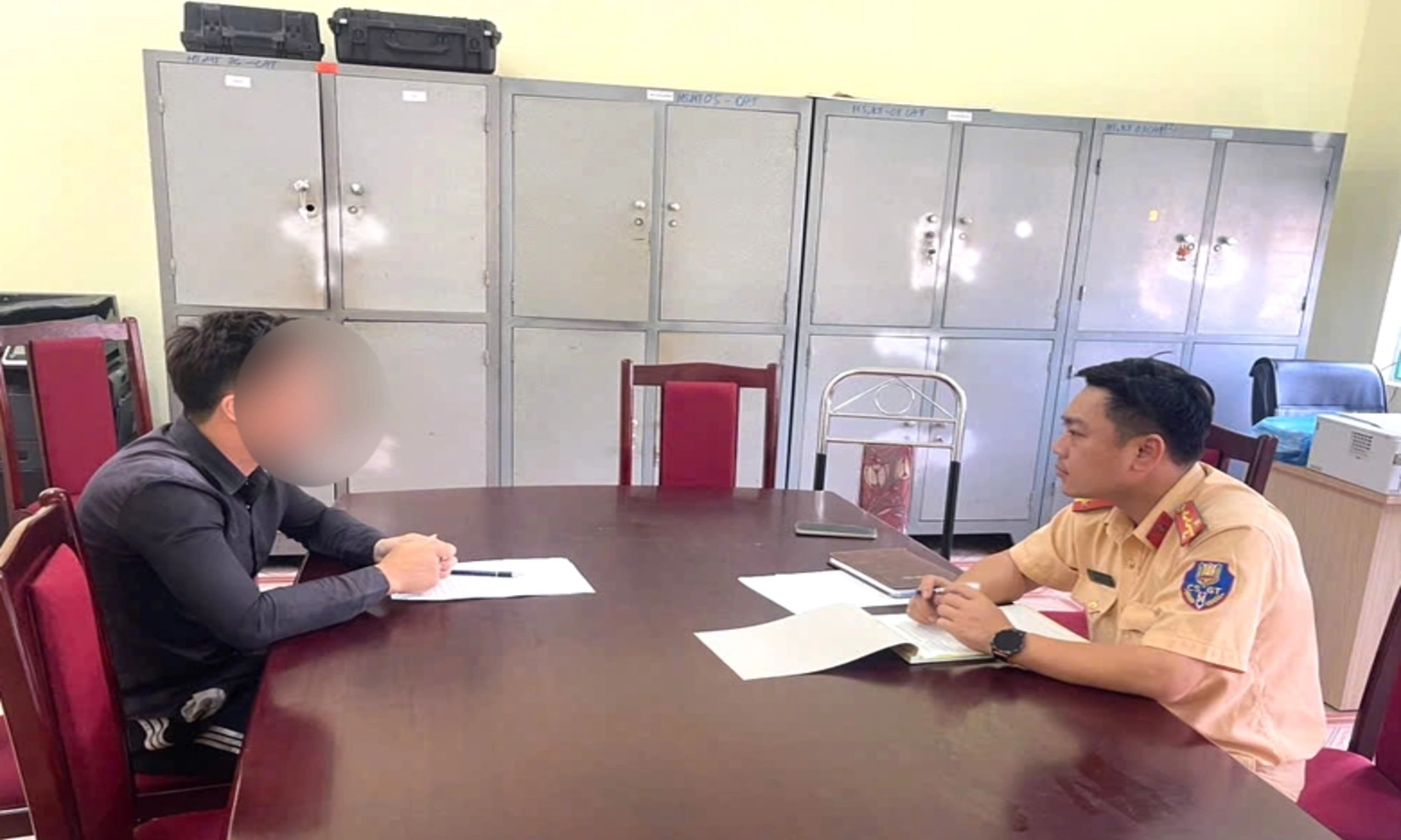 Vi phạm nồng độ cồn, không GPLX, tài xế lái ô tô bỏ chạy khi gặp CSGT