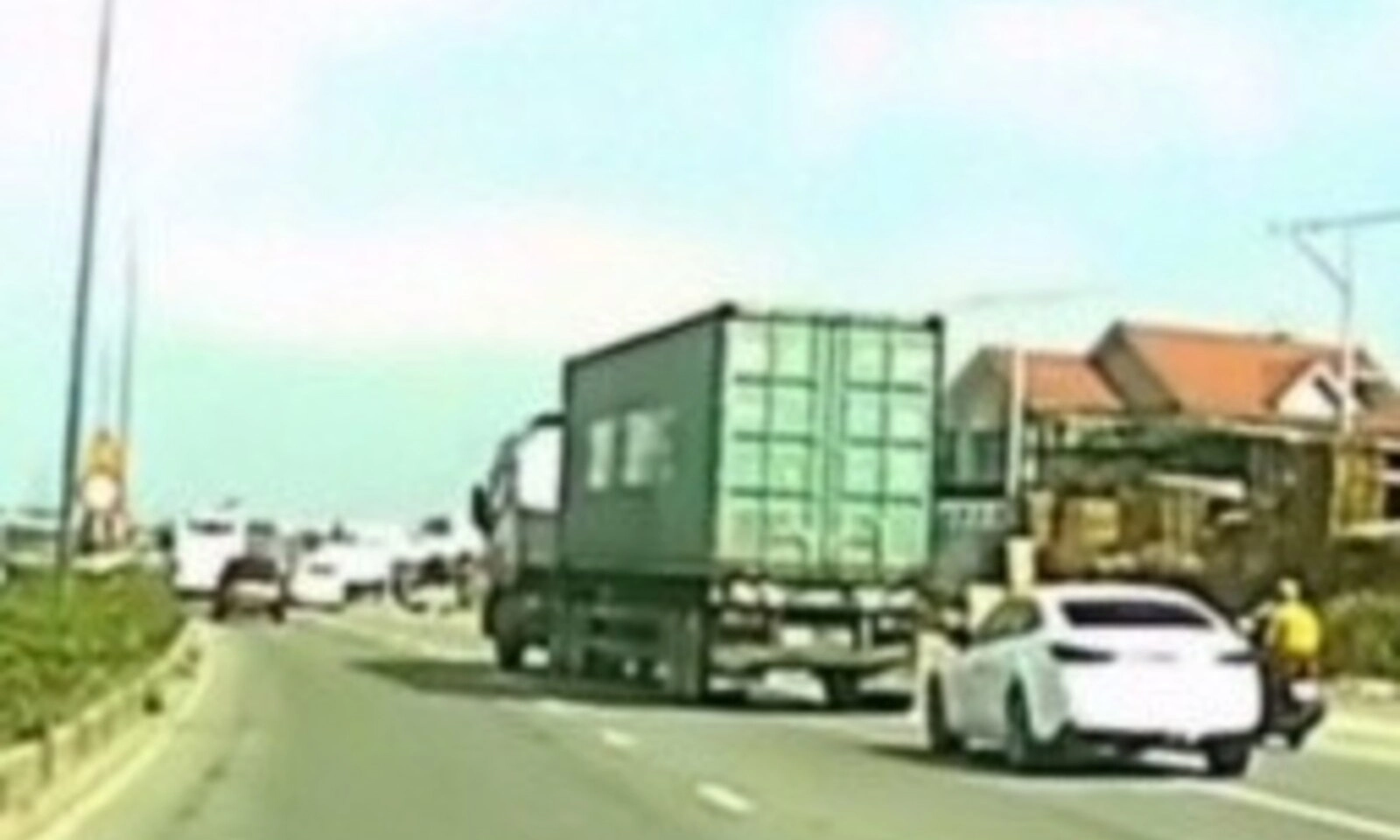 Xử phạt tài xế xe đầu kéo lạng lách trên đường Mỹ Phước – Tân Vạn