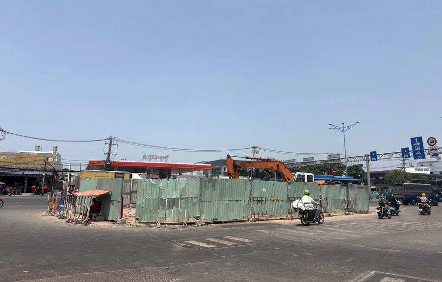 TPHCM đóng dải phân cách Trường Chinh thi công metro số 2