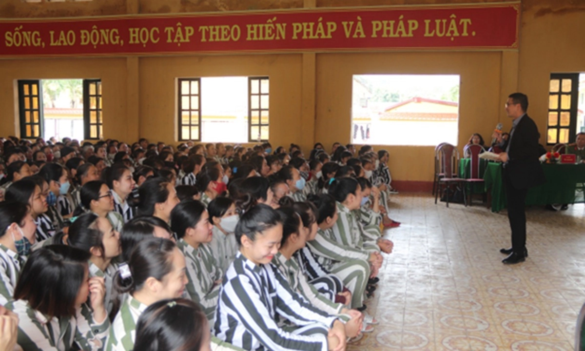 Đề xuất phòng tạm giam “thông minh”: Có máy chiếu, nhận tiền qua QR