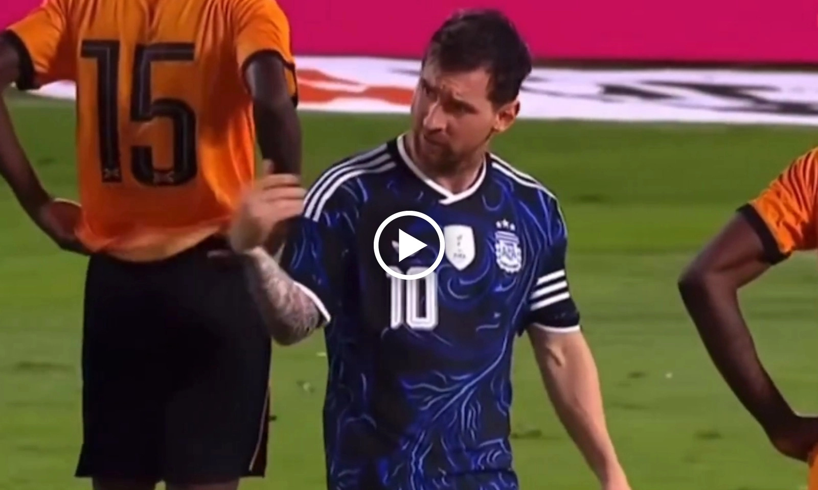 VIDEO: Messi nhường penalty xúc động, được đồng đội nhấc bổng lên tri ân 