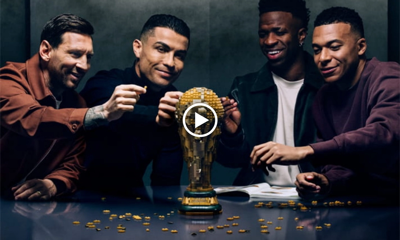 VIDEO: Ronaldo ngồi cạnh Messi, đóng quảng cáo World Cup cực chất 
