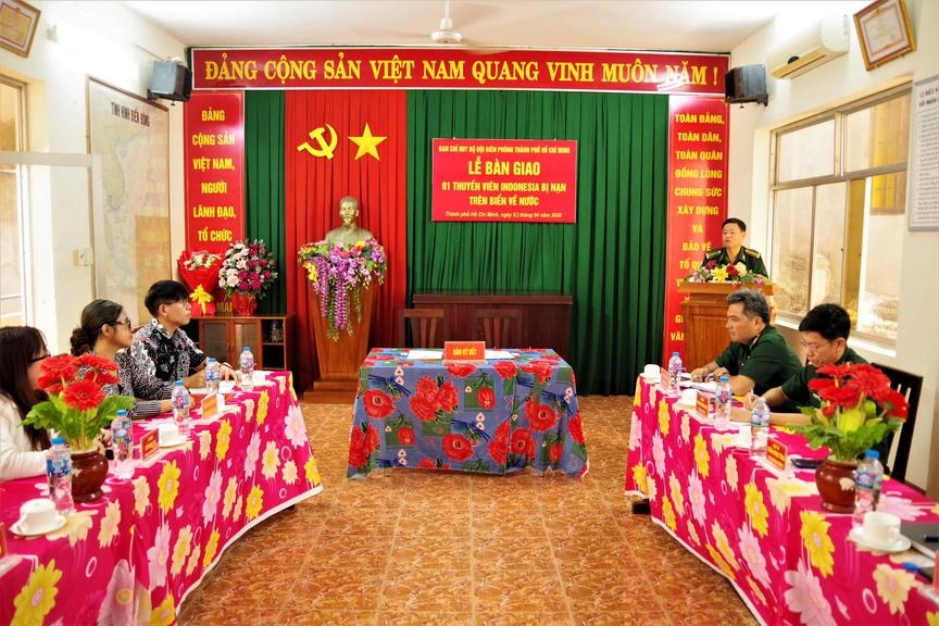 TPHCM bàn giao thuyền viên nước ngoài bị nạn trên biển 