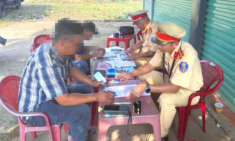 Xử phạt 5 triệu đồng tài xế xe khách vượt ẩu, lấn làn nguy hiểm trên Quốc lộ 14