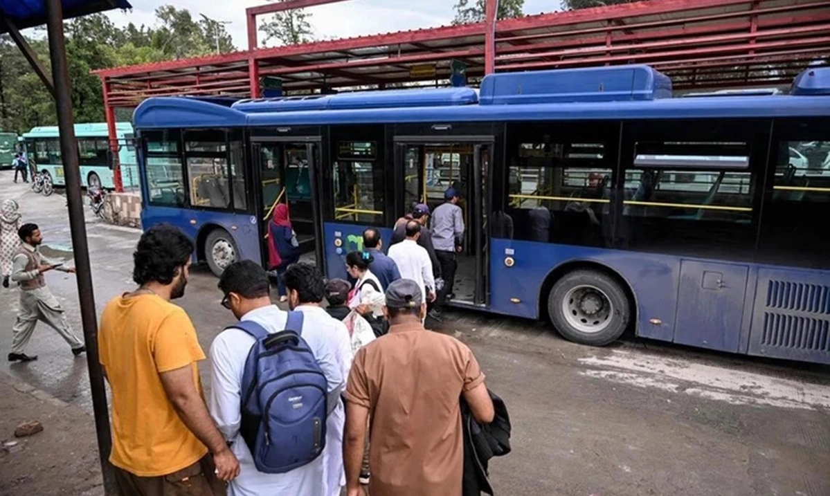 Thế giới xoay xở trước “cú sốc dầu”: Senegal siết công du, Pakistan miễn phí giao thông