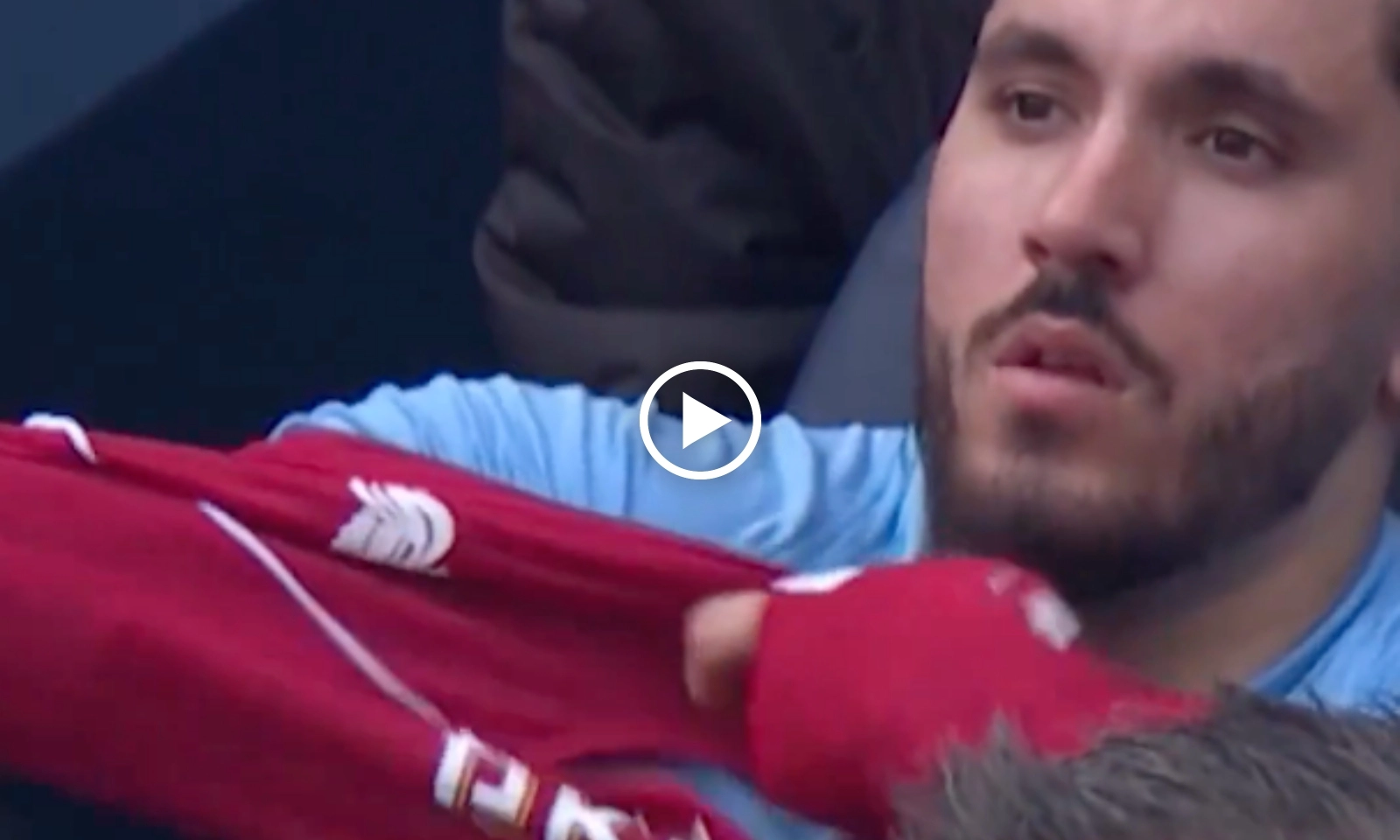 VIDEO: Cherki phải xin lỗi vì mặc áo Liverpool giữa trận đấu