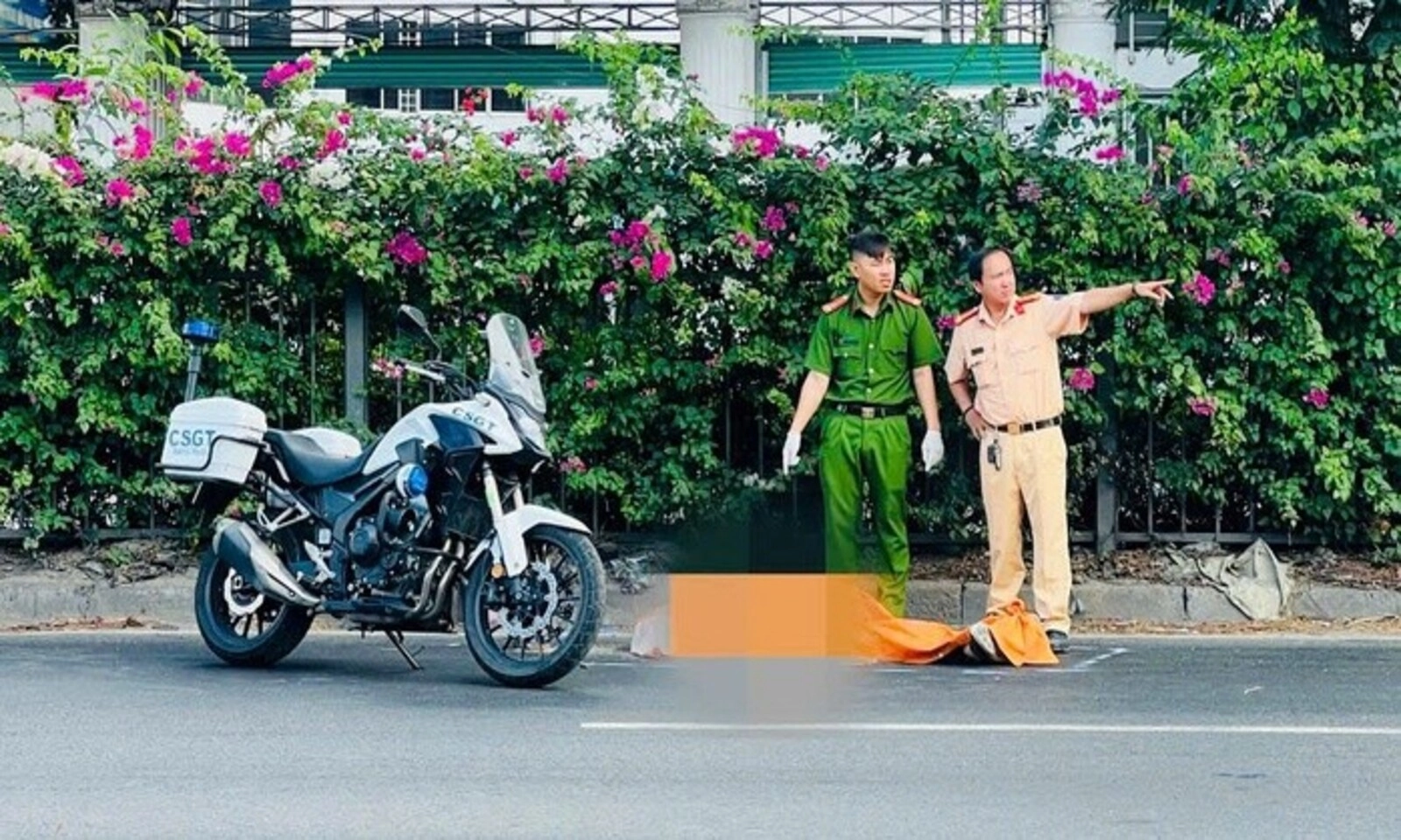 Ngã xe được dìu vào lề, người đàn ông quay lại làn ô tô và bị tông tử vong