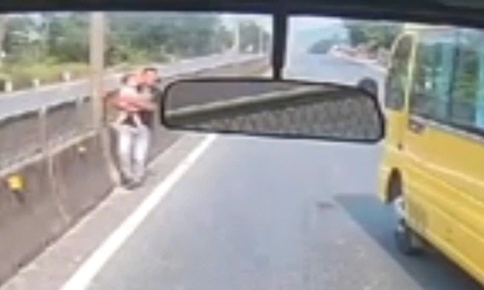 Tài xế lao qua làn ngược chiều, kịp thời cứu bé đứng giữa đường