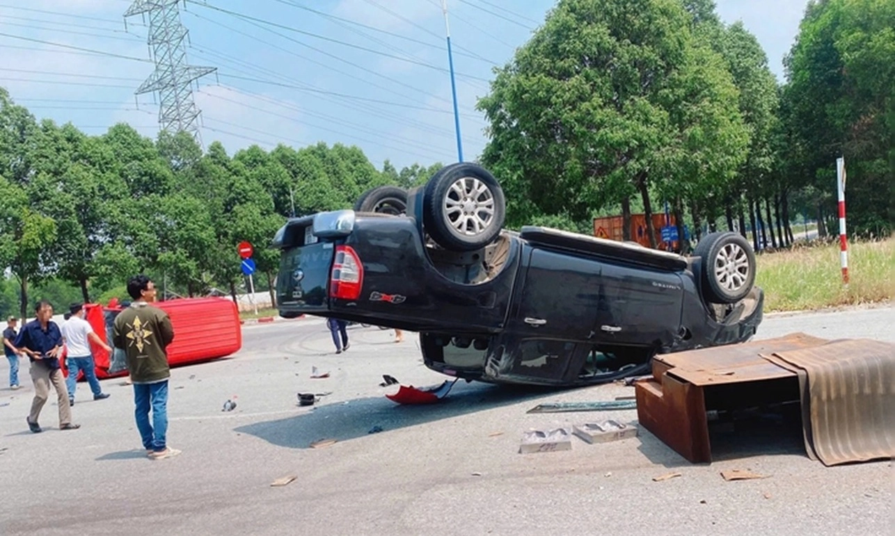 Va chạm tại giao lộ TPHCM, hai ô tô lật trên đường