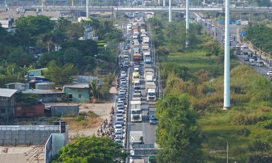 TPHCM: Container tông dải phân cách, va chạm ô tô trên đường Võ Chí Công, giao thông tê liệt