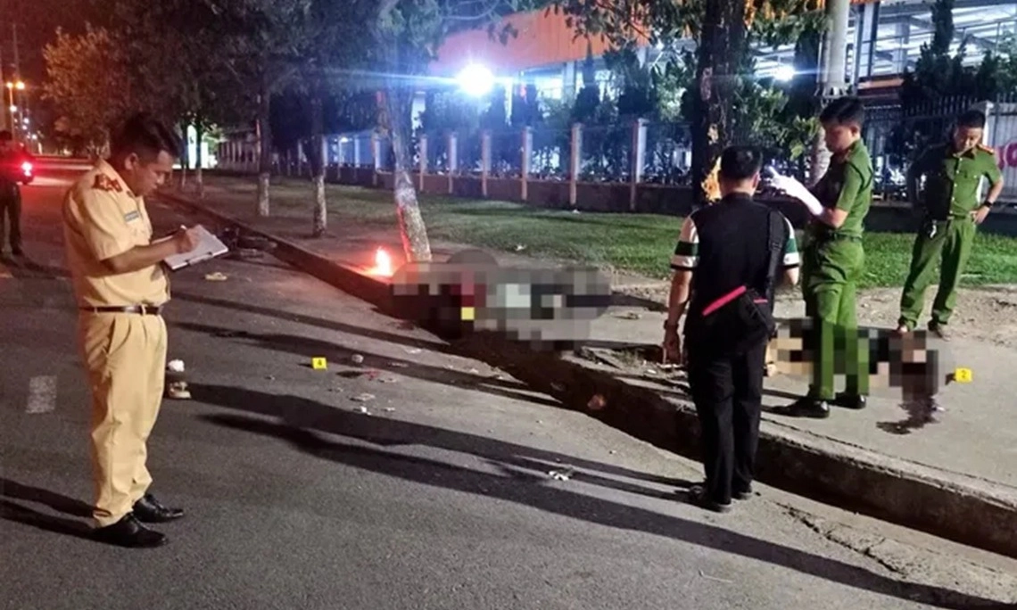 Xe máy chở 3 lao vào gốc cây trên Quốc lộ 27, 2 người tử vong