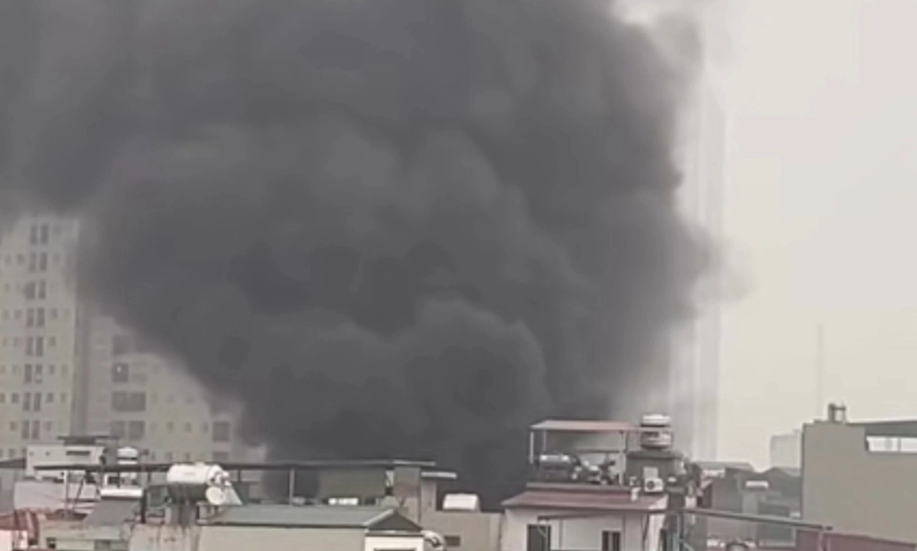 Hà Nội: Cháy kho đông lạnh trong ngõ nhỏ, thiêu rụi nhiều phương tiện