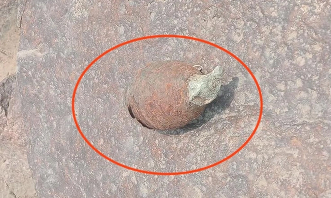 Gặp quả lựu đạn tử thần khi đi đường, học sinh lớp 8 có hành động đáng khen