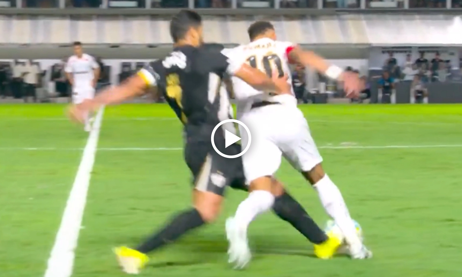 VIDEO: Chặt chém Neymar, Hulk phải xin lỗi