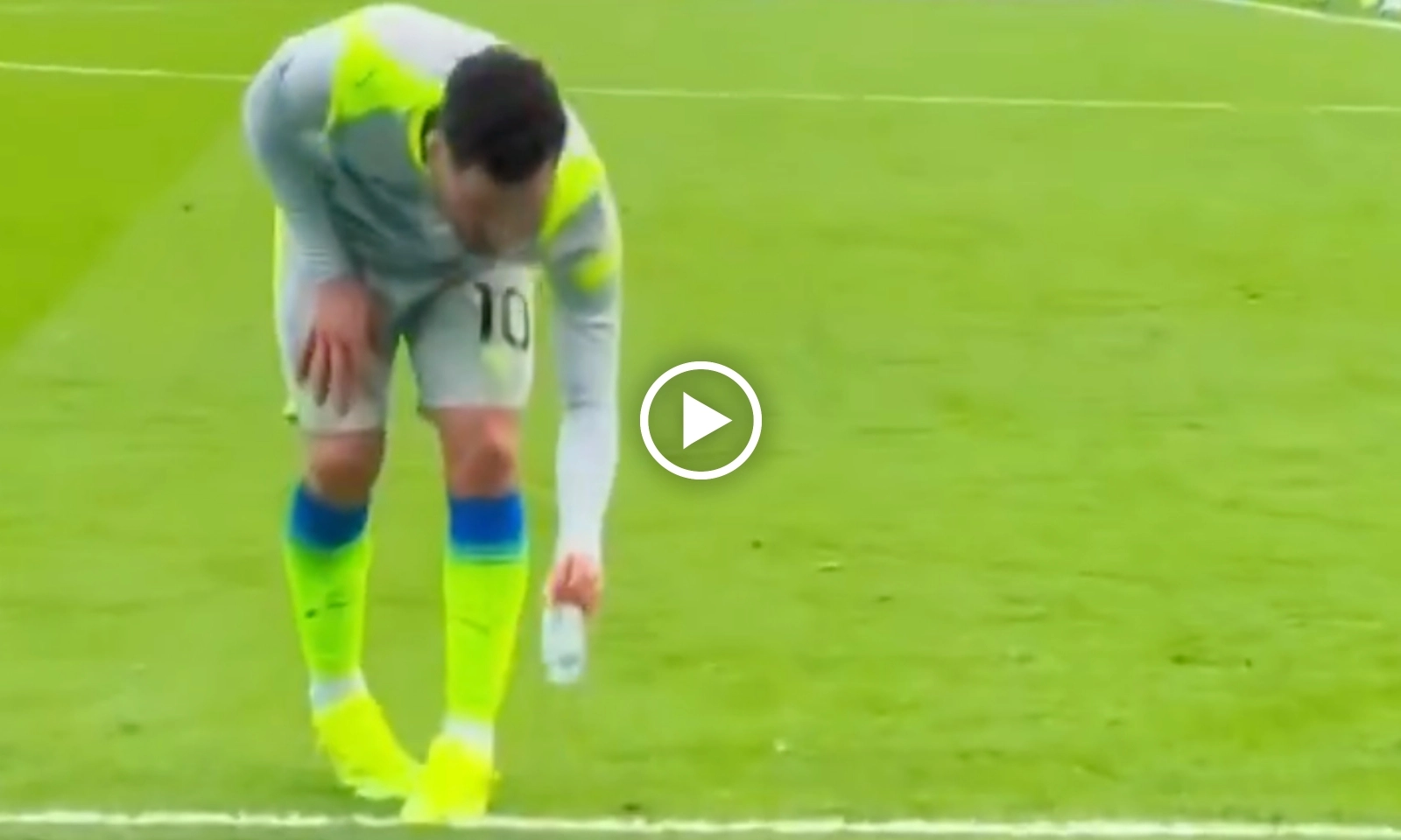 VIDEO: Cherki đùa nghịch giữa trận đấu Chelsea, Pep nhắc nhở khuyết điểm