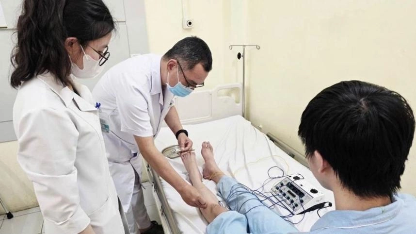 Ngồi khoanh chân suốt nhiều giờ, nam sinh 19 tuổi suýt mất khả năng đi lại