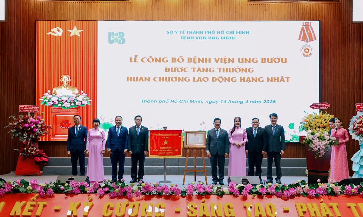 Bệnh viện Ung bướu TPHCM đón nhận Huân chương Lao động hạng Nhất
