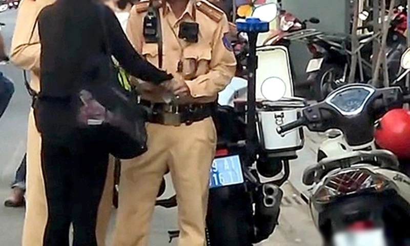 Giật biên bản CSGT, cô gái nói gì sau khi làm việc?