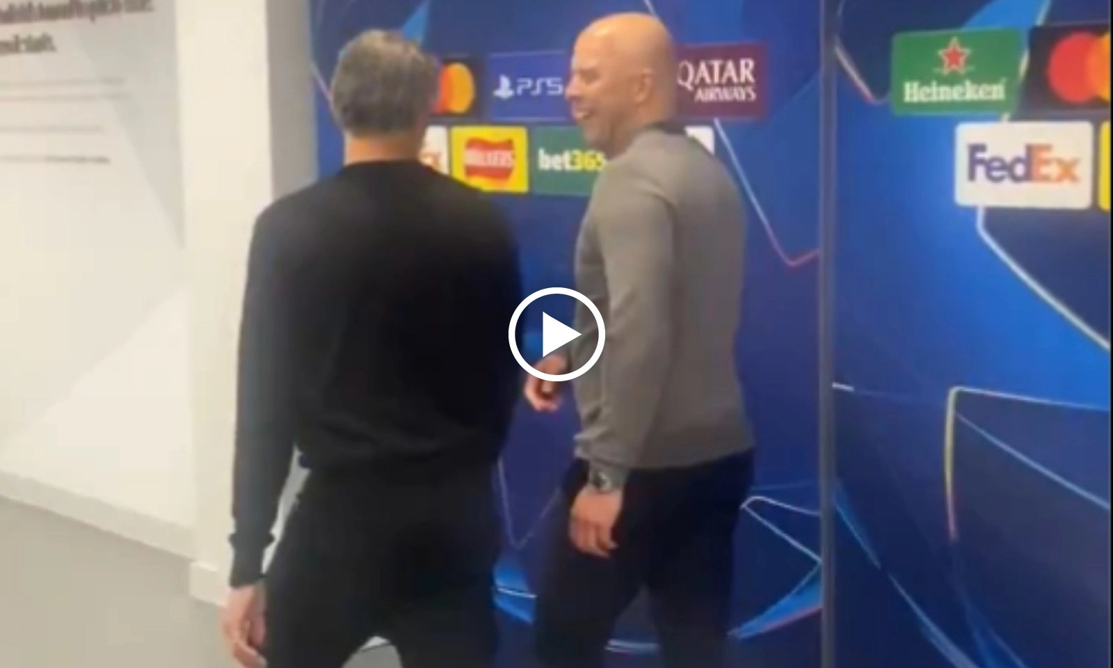 VIDEO: Slot hành xử khó tin sau trận thua PSG, fan Liverpool đòi CLB sa thải