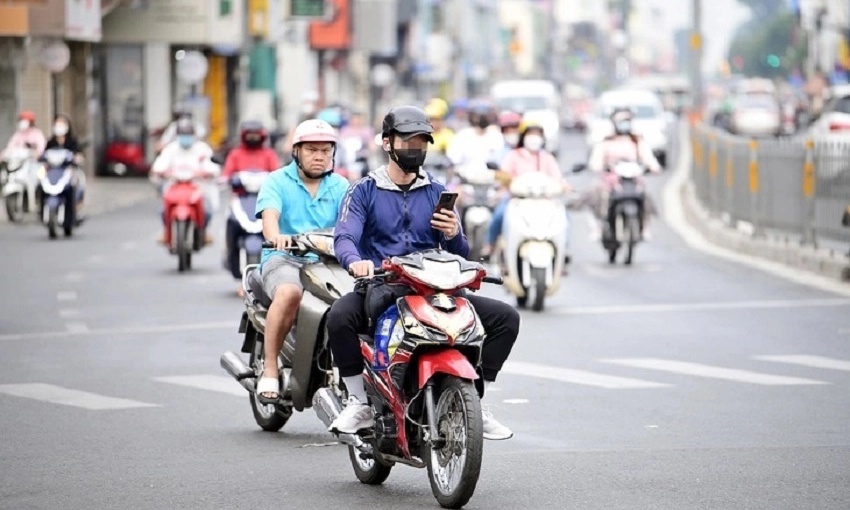 Mức phạt khi vừa lái xe vừa dùng điện thoại