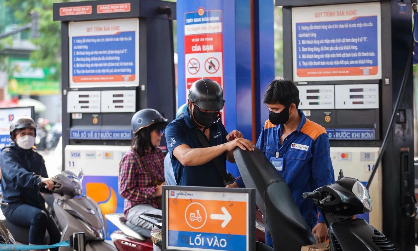 Giá dầu diesel giảm gần 2.000 đồng/lít, giá xăng tăng nhẹ