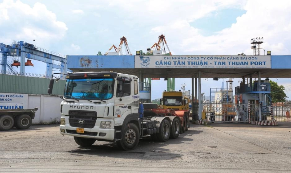 TPHCM khẩn trương sửa chữa hai tuyến đường vào cảng Tân Thuận