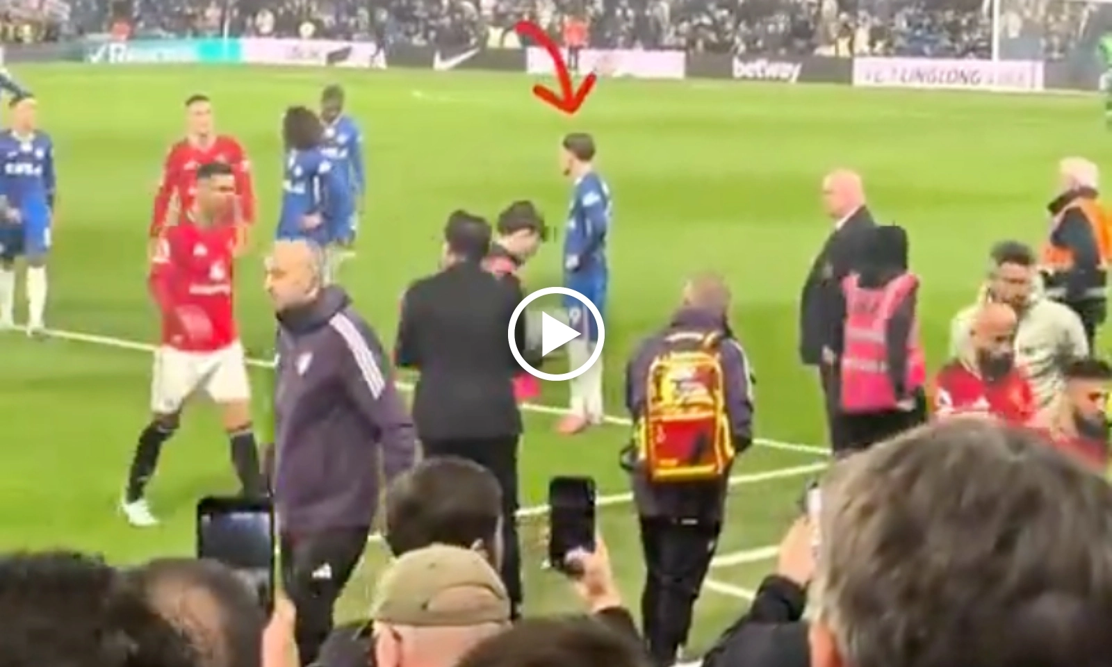 VIDEO: Garnacho lủi thủi bị tất cả đồng đội cũ MU phớt lờ