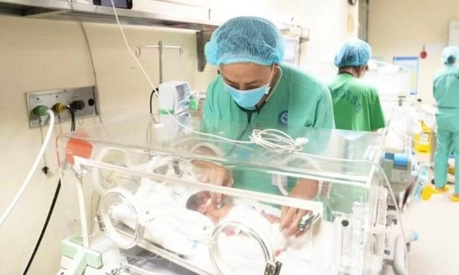 Bé sơ sinh 500 gram vượt cửa tử sau 120 ngày điều trị