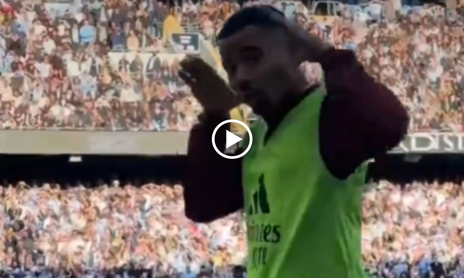 VIDEO: Sao Arsenal khoe cúp đáp trả CĐV Man City