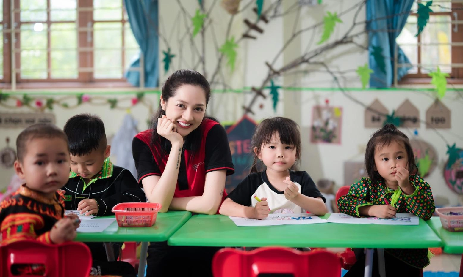 Giữa chuỗi ngày ổn ào, Bảo Anh chọn đi làm thiện nguyện cho kỷ nghỉ 30/4