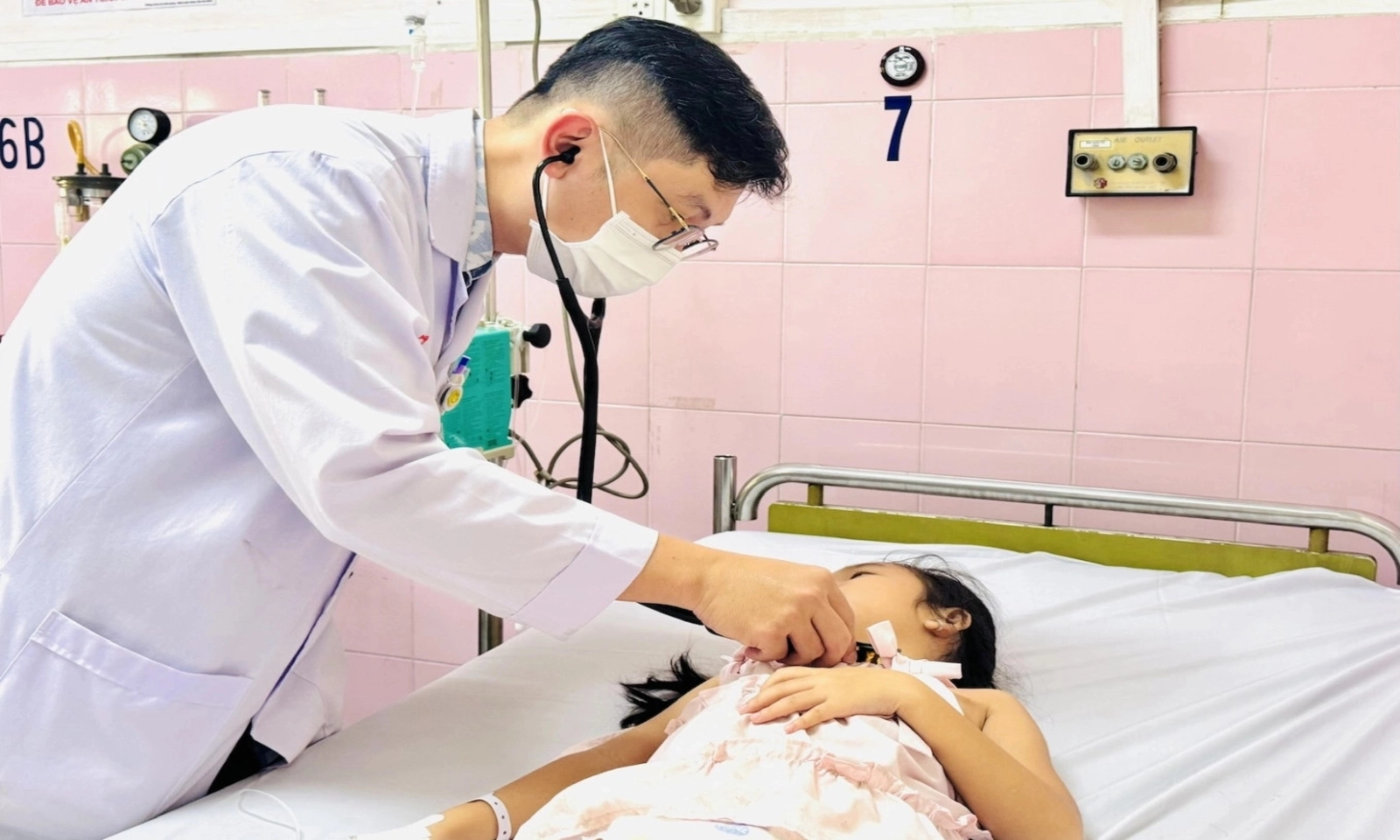 Cà Mau: Điều tra khẩn vụ 46 học sinh nghi ngộ độc sau bữa ăn miễn phí