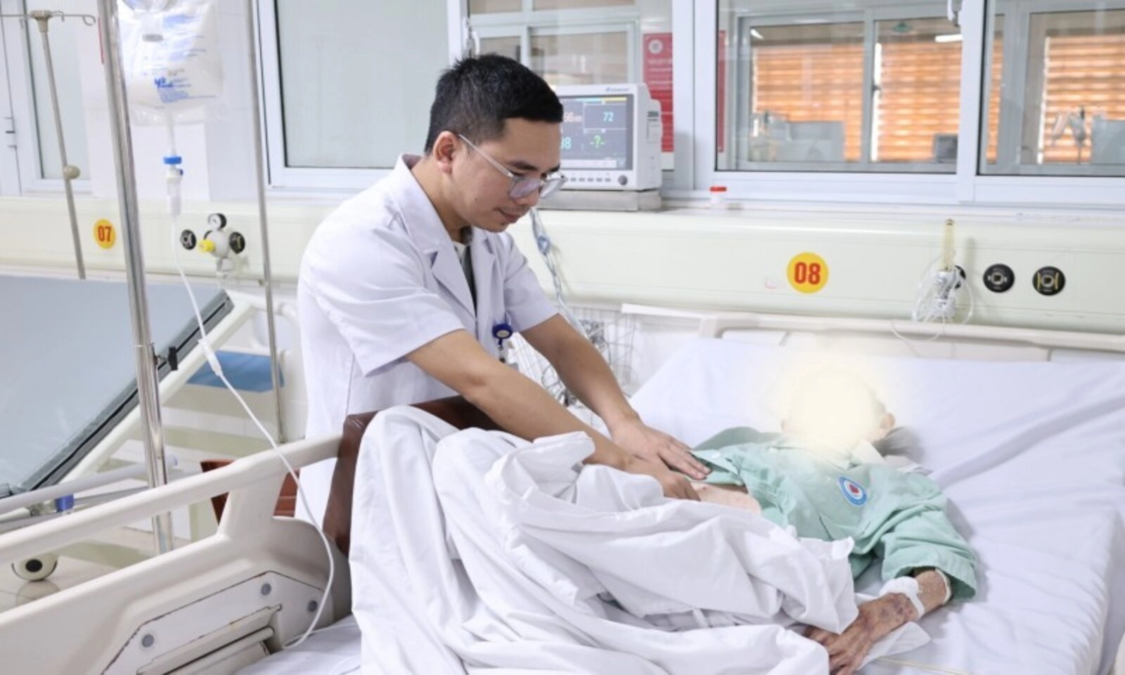 Cứu sống cụ bà 100 tuổi bị tắc ruột do dây chằng